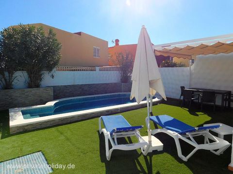 Piscina privada con tumbonas y sombrilla – Costa Calma, Fuerteventura