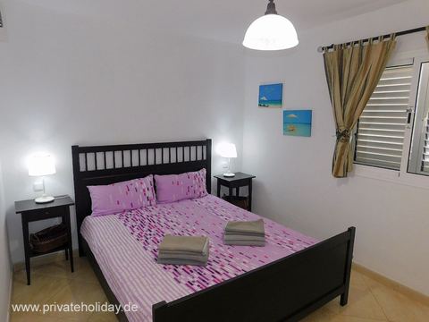 Dormitorio con cama doble y persiana – Costa Calma, Fuerteventura