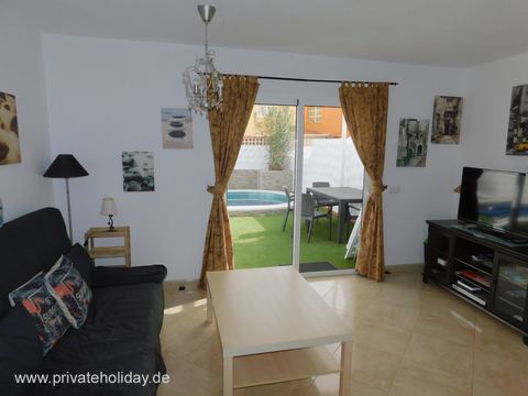 Salón con sofá y puerta de terraza – Costa Calma, Fuerteventura