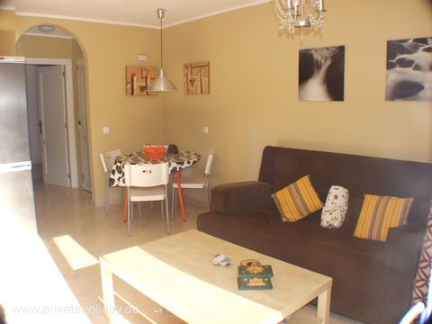 Salón con sofá y mesa de comedor – Costa Calma, Fuerteventura