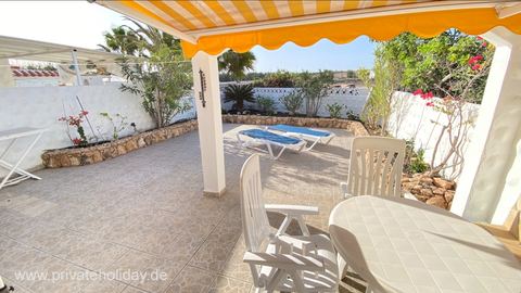 Terraza cubierta con mesa y tumbonas – Costa Calma, Fuerteventura