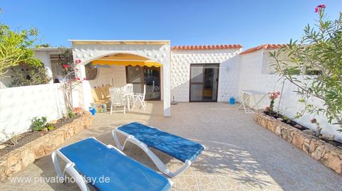 Terrasse mit Sonnenliegen und Sitzgruppe – Costa Calma, Fuerteventura