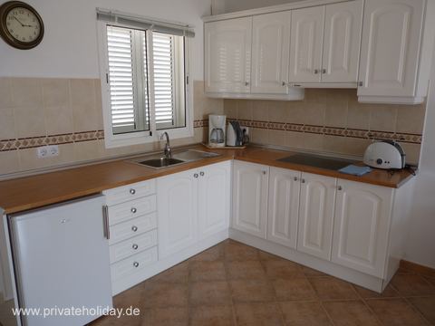 Kitchen with corner units and window – Costa Calma, Fuerteventura