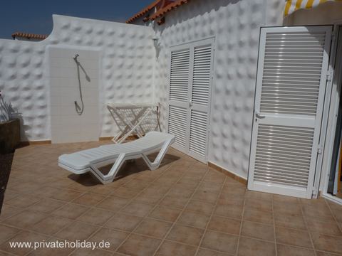 Terrace with sun loungers and outdoor shower – Costa Calma, Fuerteventura