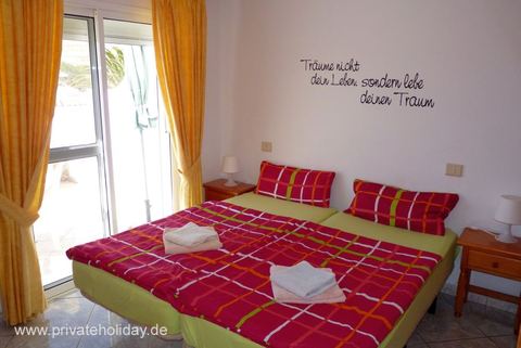 Dormitorio con cama doble y puerta al patio – Costa Calma, Fuerteventura