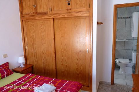 Dormitorio con armario empotrado y acceso al baño – Costa Calma, Fuerteventura