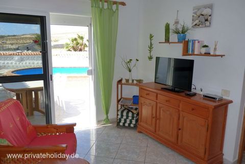 Salón con TV y puerta al patio junto a la piscina – Costa Calma, Fuerteventura