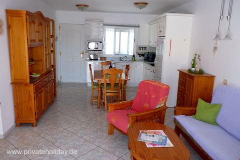 Zona de estar con mesa de comedor y cocina abierta – Costa Calma, Fuerteventura