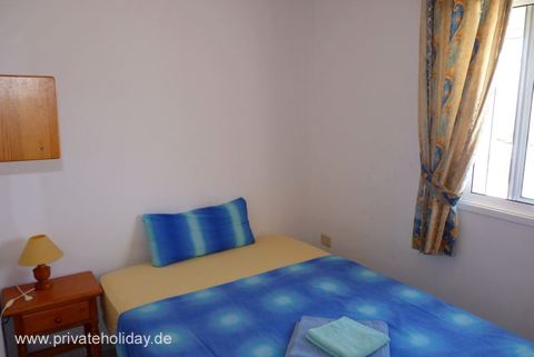 Dormitorio con cama doble y ventana – Costa Calma, Fuerteventura