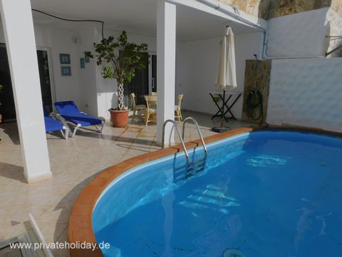 Überdachte Poolterrasse mit Sonnenliegen – Costa Calma, Fuerteventura