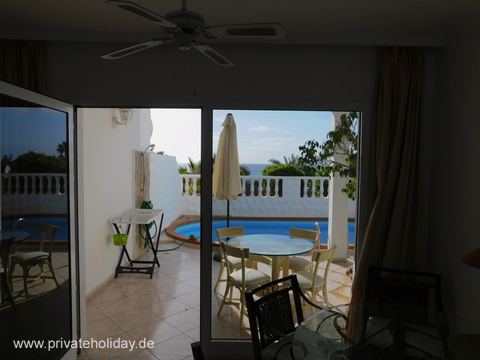 Terrace with dining table and pool view – Costa Calma, Fuerteventura