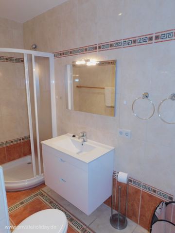 Bathroom with shower and washbasin – Costa Calma, Fuerteventura