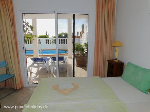 Bedroom with double bed and patio door – Costa Calma, Fuerteventura