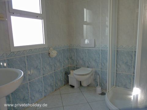 Badkamer met douche en raam – Costa Calma, Fuerteventura