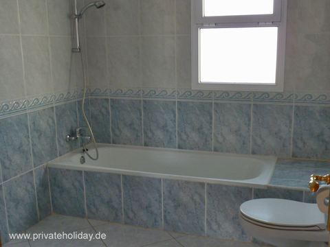 Badkamer met bad en raam – Costa Calma, Fuerteventura