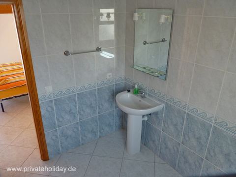 Badkamer met wastafel en spiegel – Costa Calma, Fuerteventura