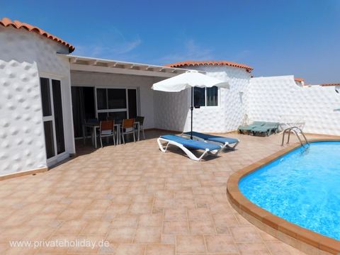 Zwembadterras met ligbedden en parasol – Costa Calma, Fuerteventura