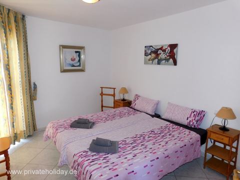 Slaapkamer met twee eenpersoonsbedden en gordijn – Costa Calma, Fuerteventura