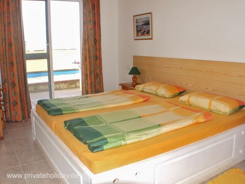 Dormitorio con cama doble y vistas a la piscina – Costa Calma, Fuerteventura
