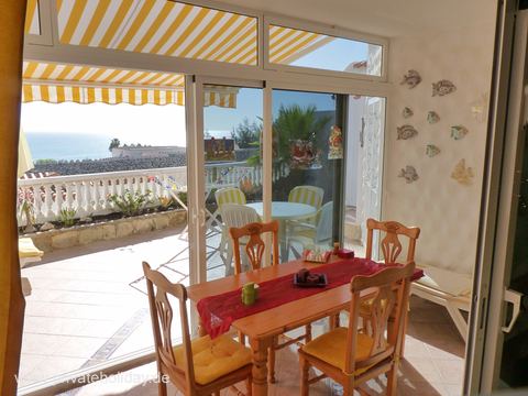 Jadalnia przy oknie z wyjściem na taras – Costa Calma, Fuerteventura