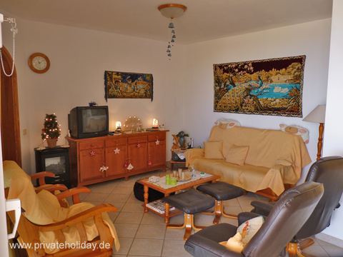 Salon z sofą i szafką pod telewizor – Costa Calma, Fuerteventura