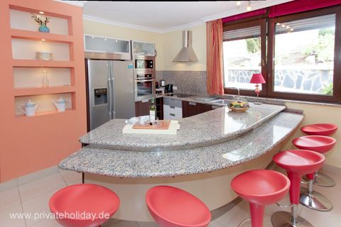 Moderne Küche mit Kücheninsel und roten Barhockern – Guía de Isora, Teneriffa