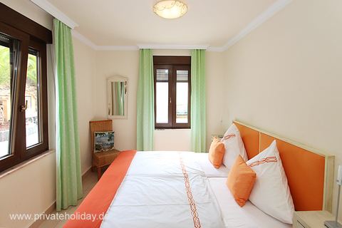 Schlafzimmer mit Doppelbett und grünen Vorhängen – Guía de Isora, Teneriffa