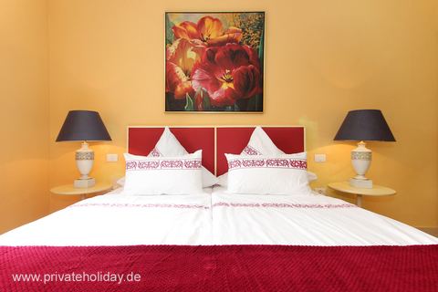 Schlafzimmer mit Doppelbett und Nachtlampen – Guía de Isora, Teneriffa