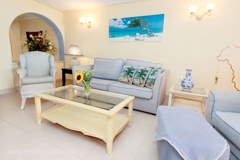 Wohnzimmer mit Sofa und Meerbild – Guía de Isora, Teneriffa