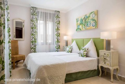Helles Schlafzimmer mit grünem Kopfteil – Guía de Isora, Teneriffa