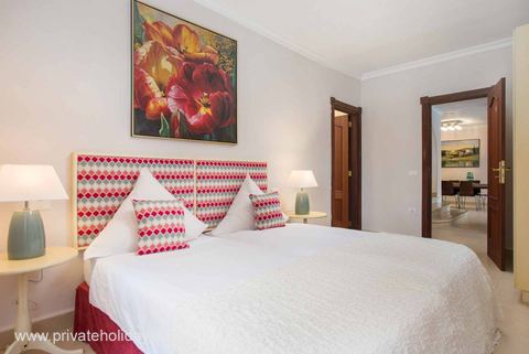 Schlafzimmer mit Doppelbett und offenem Durchgang – Guía de Isora, Teneriffa