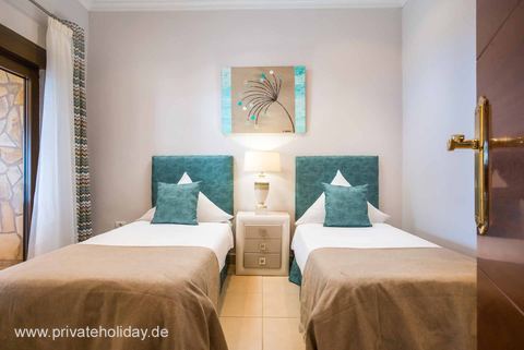 Schlafzimmer mit zwei Einzelbetten und Nachttisch – Guía de Isora, Teneriffa