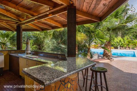 Überdachte Poolbar mit Granitplatte und Barhockern – Guía de Isora, Teneriffa
