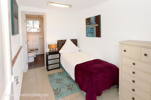 Eenpersoonskamer met bed en toegang tot de badkamer – Chio, Teneriffa