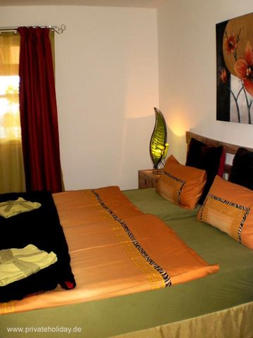 Slaapkamer met tweepersoonsbed en terrasdeur – Chio, Teneriffa