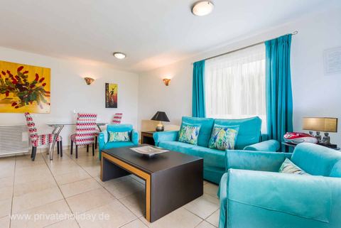 Lichte woonkamer met turkooise bank en eettafel – Chio, Teneriffa