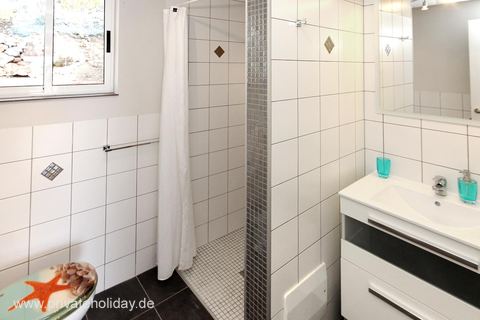 Badkamer met douche en wastafelmeubel – Chio, Teneriffa