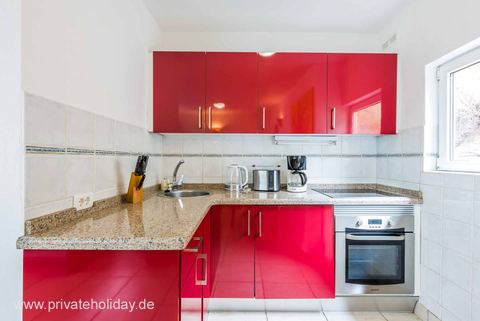 Keuken met rode fronten en oven – Chio, Teneriffa