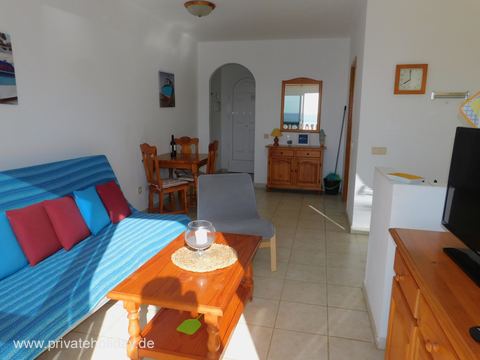 Salon z sofą, stołem jadalnym i telewizorem – Costa Calma, Fuerteventura