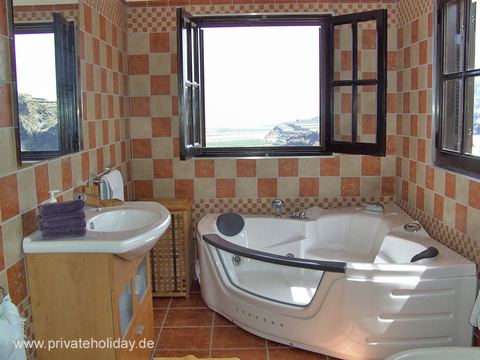Łazienka z jacuzzi i widokiem na morze – Icod de los Vinos, Tenerife