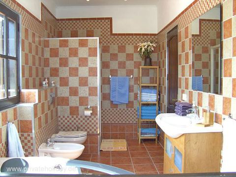 Łazienka z podwójną umywalką i ściennymi płytkami – Icod de los Vinos, Tenerife