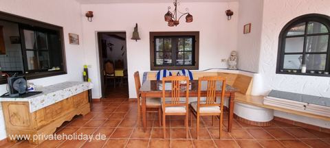 Jadalnia z drewnianym stołem i ławą – Icod de los Vinos, Tenerife