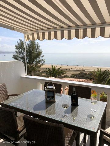 Zadaszony taras ze stołem jadalnym i widokiem na morze – Costa Calma, Fuerteventura