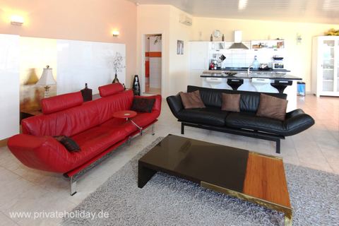 Salón con sofás rojos y negros – Alcalá, Tenerife