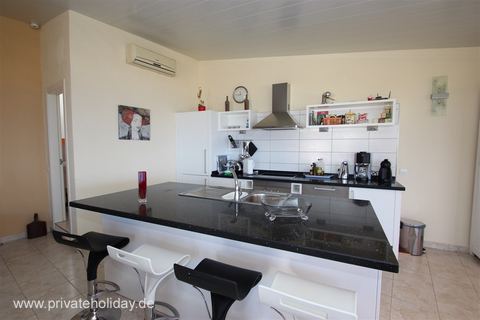 Cocina con isla y taburetes altos – Alcalá, Tenerife