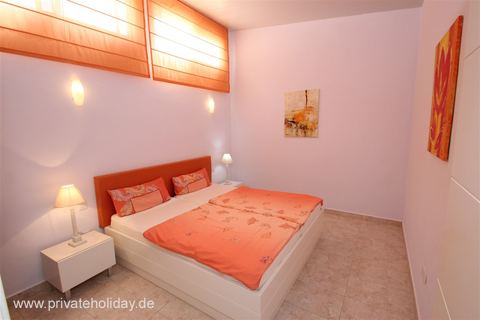 Dormitorio con cama doble y ropa de cama rosa – Alcalá, Tenerife
