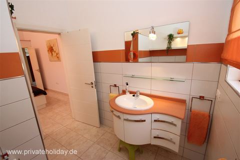 Baño con lavabo y espejo grande – Alcalá, Tenerife