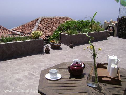 Terrasse mit Tisch und Meerblick – Igueste de Candelaria, Teneriffa