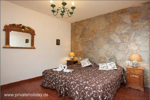 Bedroom with double bed and stone wall – Igueste de Candelaria, Tenerife
