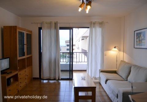 Salon z sofą i wyjściem na balkon – Los Cristianos, Tenerife